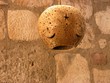 Traditioneller Lampenschirm im osmanischen Stil vor altem Mauerwerk aus Naturstein in Beige und Naturfarben in einem Landhaus in Alacati bei Cesme am Ägäischen Meer in der Provinz Izmir in der Türkei