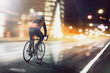 Radsportler fährt durch beleuchtete Stadt