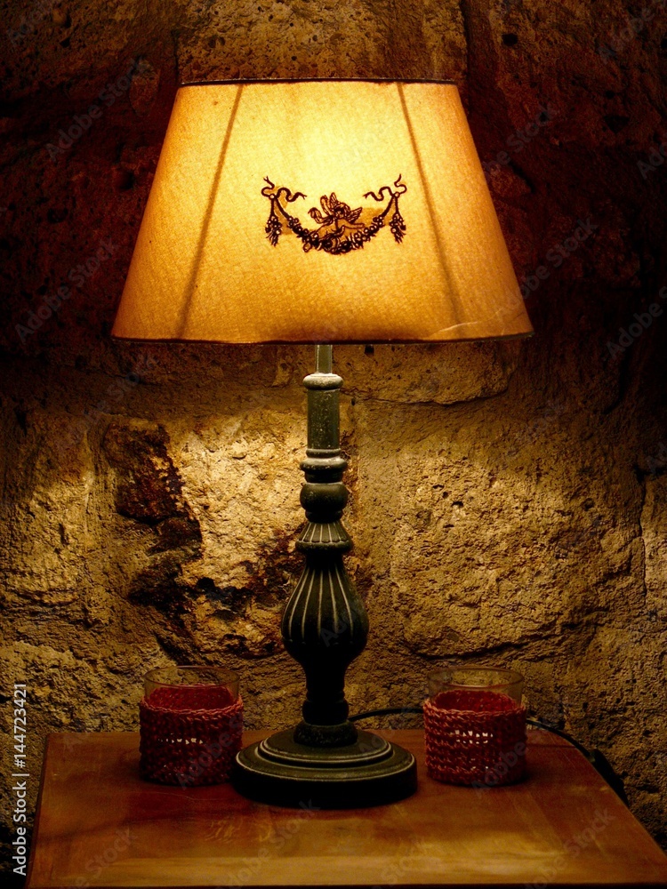 Schöne alte Tischlampe mit verziertem Lampenschirm in einem eleganten alten Landhaus in der Altstadt von Alacati bei Cesme am Ägäischen Meer in der Provinz Izmir in der Türkei Stock Photo