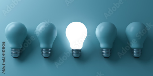 Fotografía One glowing light bulb standing out from the unlit incandescent bulbs on green background with reflection and shadow , individuality and different business creative idea concepts
