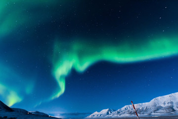 Wall Mural - the polar northern lights in the mountains of svalbard, longyearbyen, spitsbergen, norway wallpaper