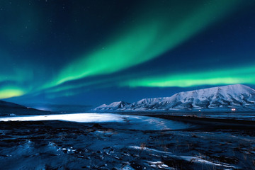 Wall Mural - the polar northern lights in the mountains of svalbard, longyearbyen, spitsbergen, norway wallpaper
