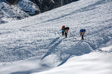 Fototapete - Porters crossing Cho La pass in Everest region, Nepal
