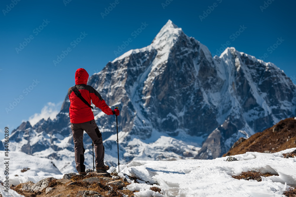 Trekker in Khumbu valley on a way to Everest Base camp - obrazy, fototapety, plakaty 