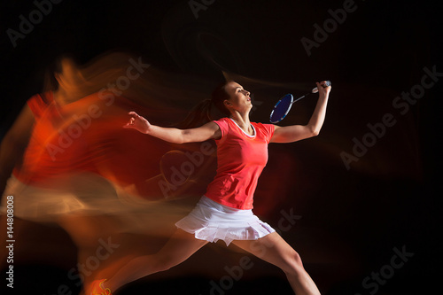 Fototapety Badminton  mloda-kobieta-gra-w-badmintona-na-czarnym-tle