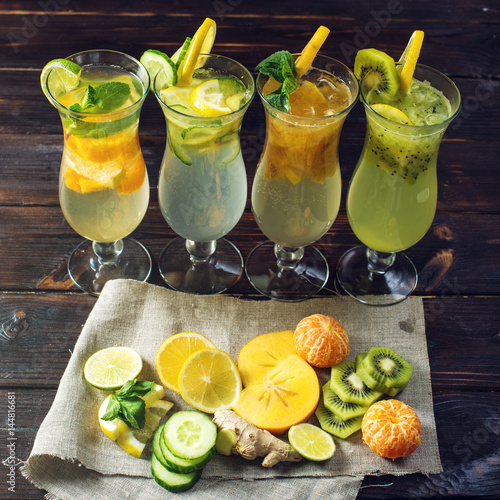 lemoniady-z-lodem-w-szklanych-kieliszkach-z-tropikalnymi-owocami