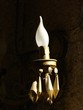 Kitschiger goldener Leuchter mit Glühbirne in Kerzenform in einem dunklen Hauseingang in der Altstadt von Alacati bei Cesme am Ägäischen Meer in der Provinz Izmir in der Türkei