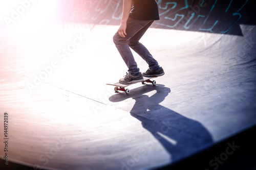 Zdjęcie XXL Skateboarding wewnątrz rampy w skateparku