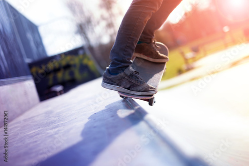 Zdjęcie XXL Chłopiec skater robi pięć sztuczek na rampy radzenia sobie w skateparku
