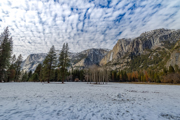 Canvas Print - Yosemite Valley with Upper Yosemite Falls during winter - Yosemite National Park, California, USA