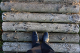 Fototapeta  - Nogi w butach na drewnianej kładce.