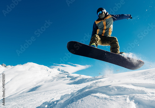 Dekoracja na wymiar  snowboardzista-skacze-ze-snowboardu-ze-snieznego-wzgorza