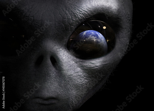 Fotografía alien looking at the earth