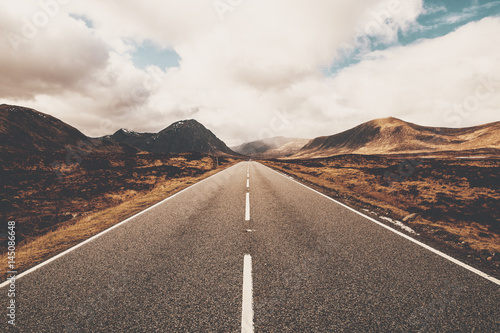 otwarta-droga-w-glencoe-w-szkocji-szkodzkie-wzgorza