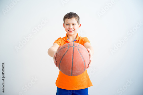 Plakat Chłopiec gra w koszykówkę