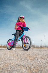 Wall Mural - enfant et son nouveau vélo