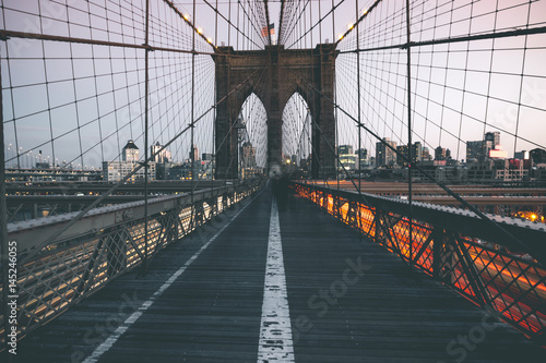 Fotovorhang - Traffic on Brooklyn Bridge - New York (von TIMDAVIDCOLLECTION)