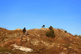 Fototapeta  - Rodzina z dziećmi wspina się na górę w Olsztynie.