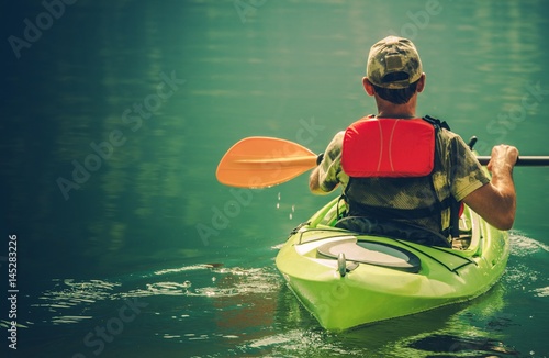 Zdjęcie XXL Kayaker na spokojnej wodzie