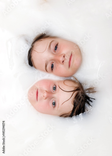 Zdjęcie XXL Dwie siostry lubią kąpiel mleczną