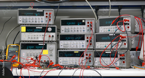 Plakat elektroniczna konfiguracja stanowiska testowego ze sprzętem testowym