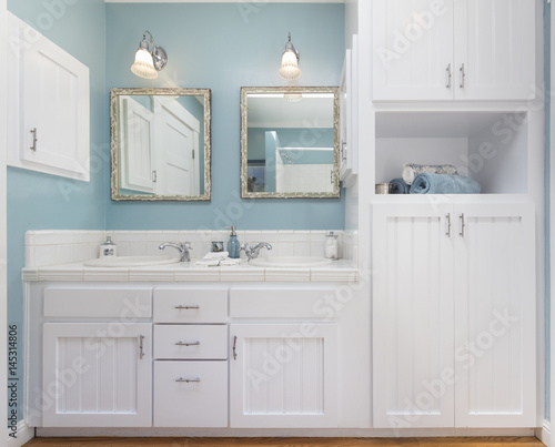 Plakat Ujęcie łazienki z szafkami i niebieskimi ścianami