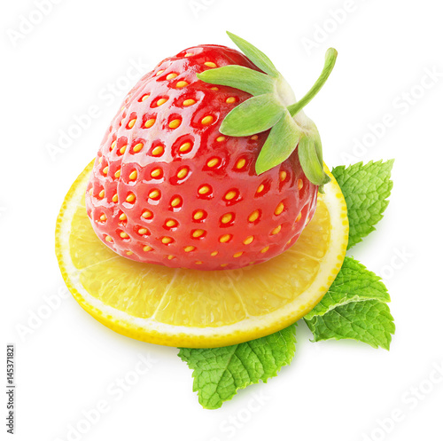 Obraz truskawki   pojedyncze-owoce-swieze-truskawki-i-plasterek-cytryny-na-bialym-tle-z-wycinek-sciezki