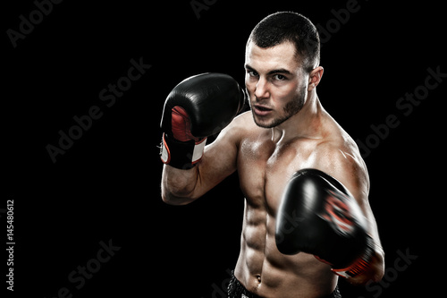 Dekoracja na wymiar  sportowiec-bokser-muay-thai-swietujacy-bezbledne-zwyciestwo-w-klatce-bokserskiej-na-bialym-tle-na-czarnym-tle