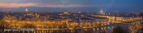 Plakat Turyn - Panoramę miasta o zmierzchu.