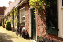 Romantisch Straatbeeld In De Historische Binnenstad Van Leeuwarden.