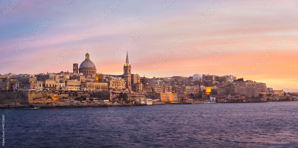 Obraz na płótnie Valletta skyline at sunset viewed from Sliema, Malta w salonie