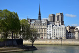 Fototapeta Paryż - Quais de la Seine et tours de Notre-Dame à Paris, France
