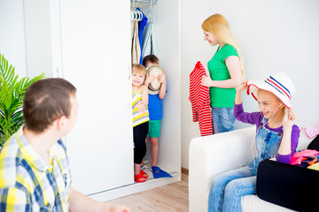 Wall Mural - Family going on vacation