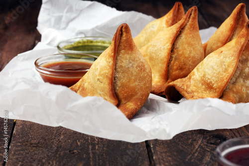 Fotografía Indian special traditional street food punjabi samosa