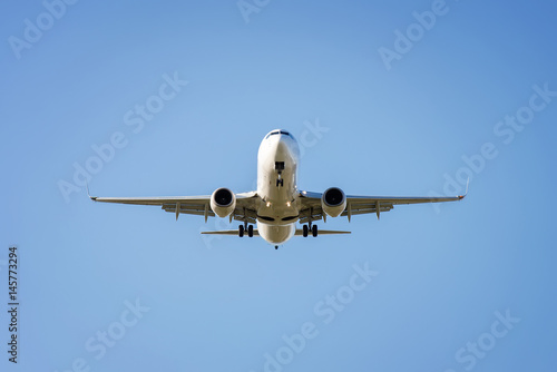 Zdjęcie XXL samolot leci na niebie. przedni widok