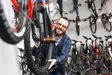 Fototapeta  - Sklep rowerowy. Sprzedawca rowerów w salonie rowerowym.
