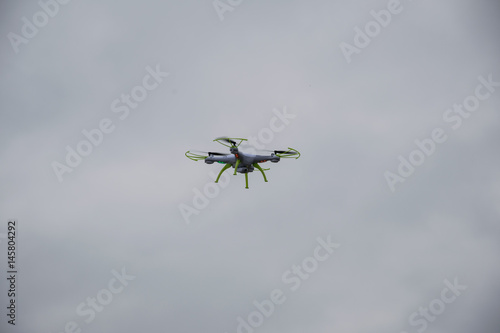 Fotomural white droid flying with a cloudy background
