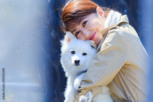 白い犬を抱く女性 Stock 写真 Adobe Stock