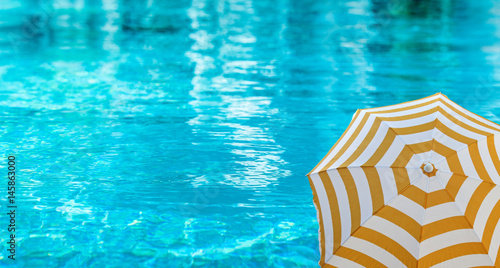 Plakat parasol na basenie