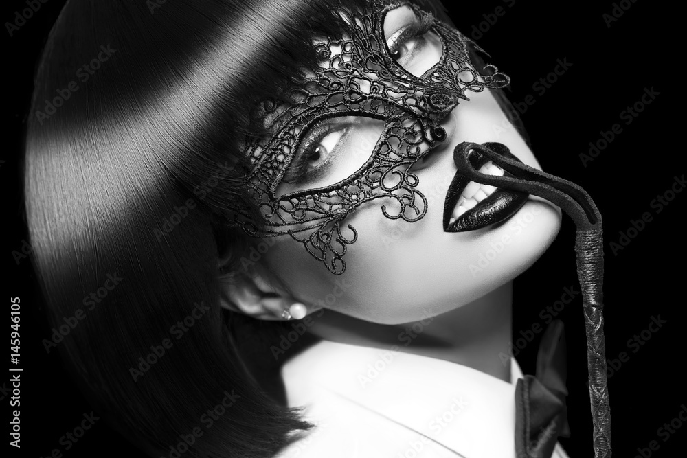壁紙 ウォールミューラル Sexy Woman In Mask Whip On Red Lips sm Isolated Black And White Sakkmesterke