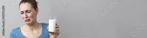 Photographie nauseous woman disgusted at having to diet with white milk