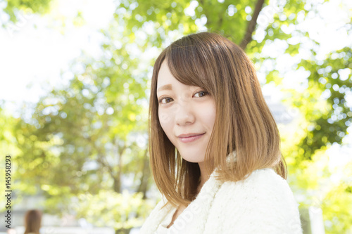 若い女性 ポートレート 春緑背景 カメラ目線 Stock Photo Adobe Stock 若い女性 ポートレート 春緑背景 カメラ目線 Stock Photo Adobe Stock