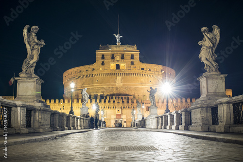 ponte-sant-angelo-bridge-crossing-the-river-tiber-and-castel-sant-angelo-ad-135-mausoleum-of-hadrian-now-a-museum-and-art-gallery-illuminated-at-night-in-the-heart-of-rome