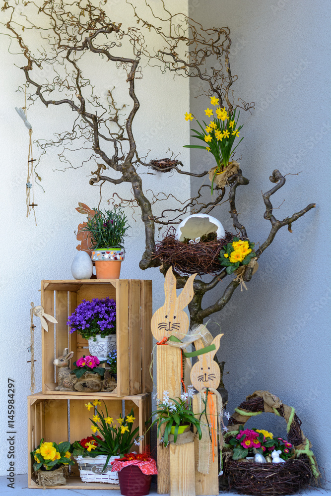 bunte Osterdekoration vor Hauseingang Stock Photo