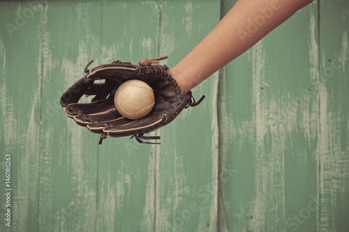 Plakat brudna i stara rękawica baseballowa