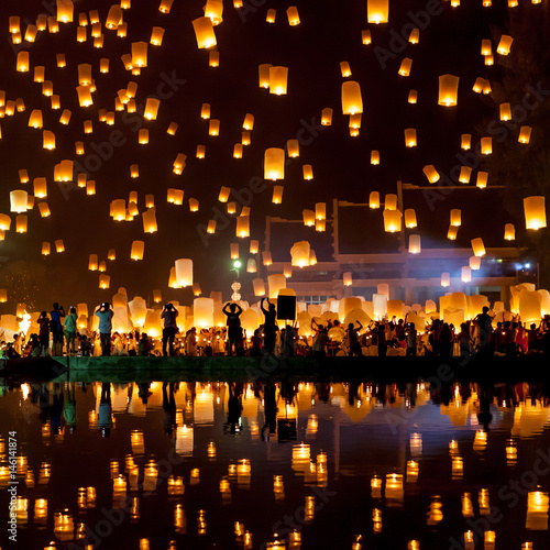 Fotografie, Obraz People release sky lanterns to pay homage to the triple gem: Budhha, Dharma and Sangha during Yi Peng festival