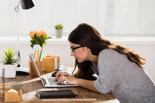 Cuadros en Lienzo Businesswoman Sitting In Wrong Posture