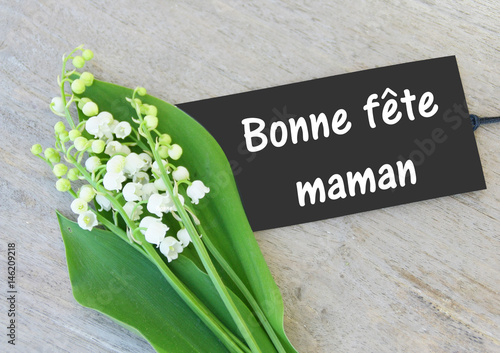 Bonne Fête Maman Et Bouquet De Fleurs Sur Fond Bois Buy