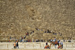 Touristen vor Cheops-Pyramide, Aufgang zur Grabkammer