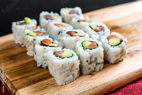 Foto Japanese food Sushi Roll Maki of Salmon and avocado